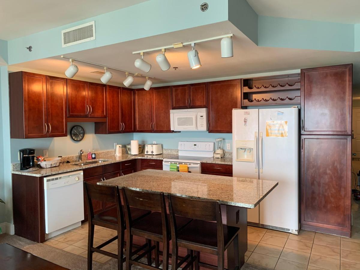 1717 Laketown Wharf 1 King Bedroom, 2 Bath Aparthotel