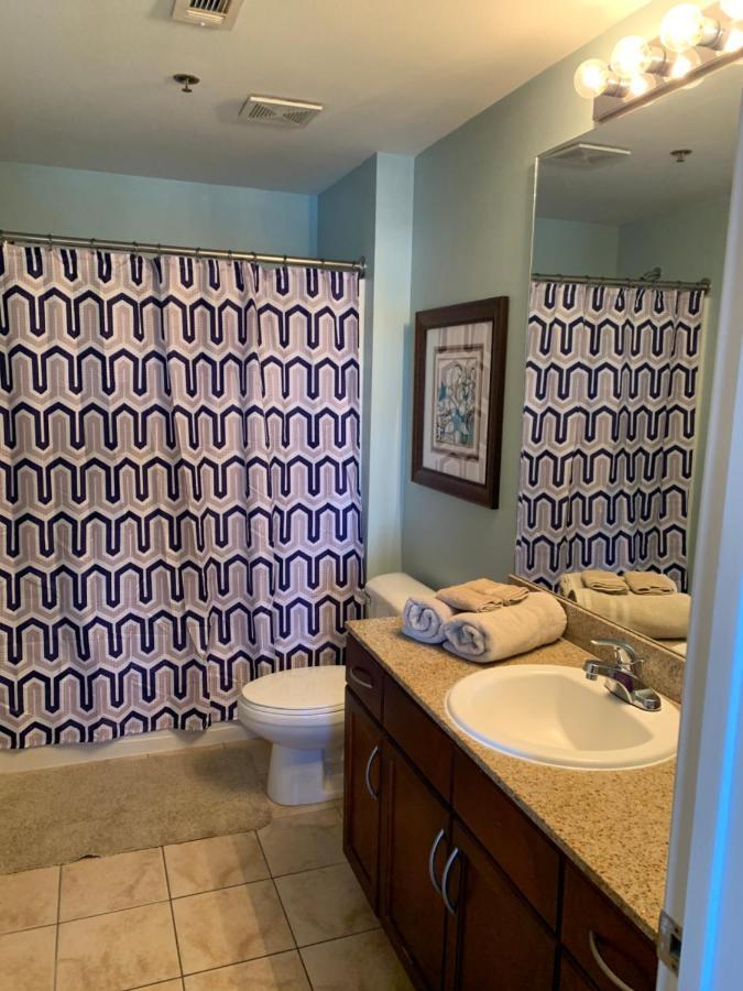 1717 Laketown Wharf 1 King Bedroom, 2 Bath Aparthotel *
